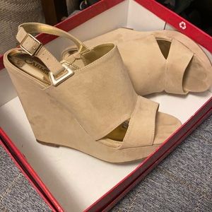 Women’s Carlos Santana nude wedges